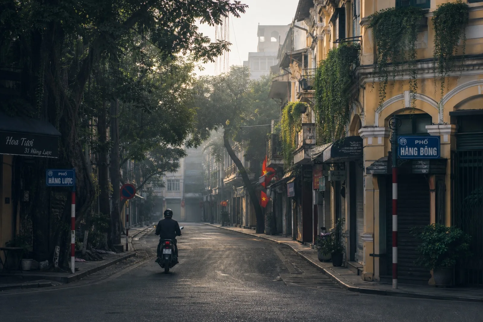 在越南街头乘坐摩托出行
