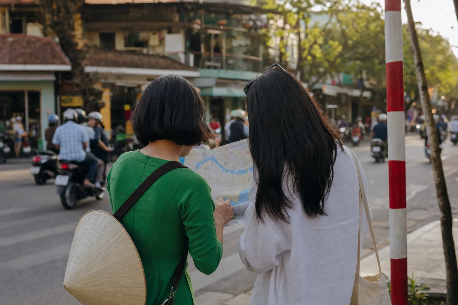 旅行者在越南街头看地图找路