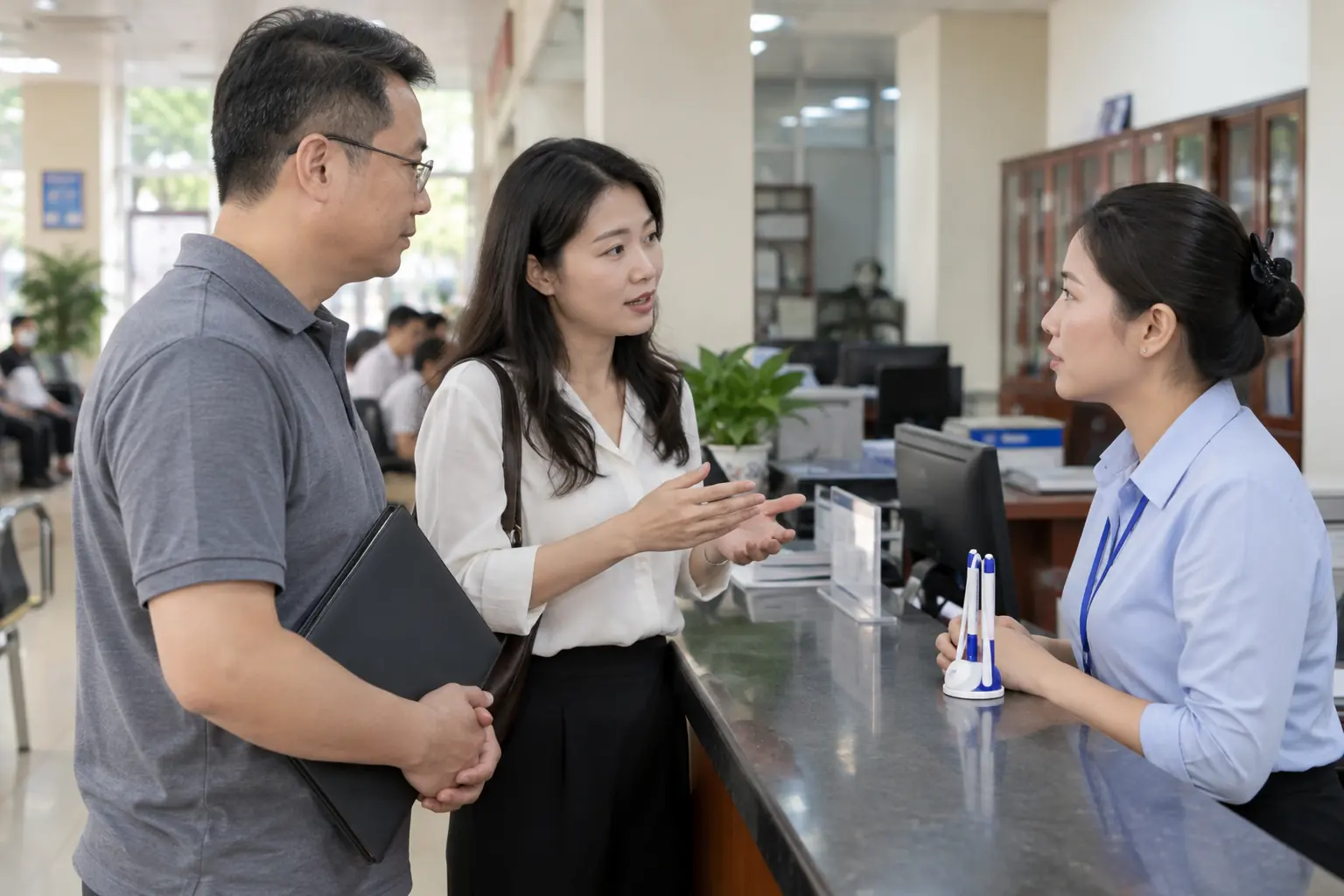 公共服务窗口前，客户在中文陪同下与工作人员沟通