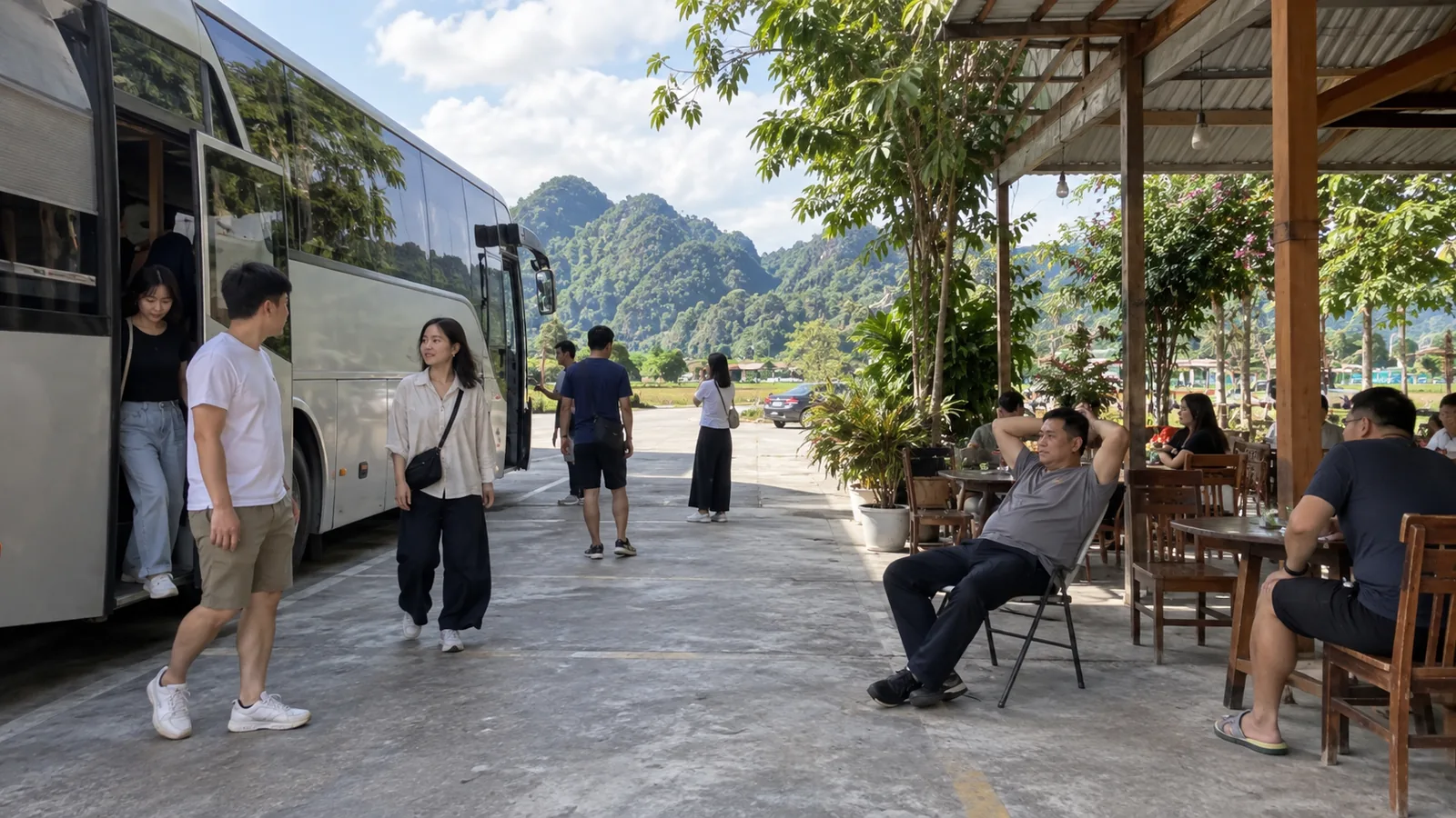 长途汽车站售票窗口前购票的旅客