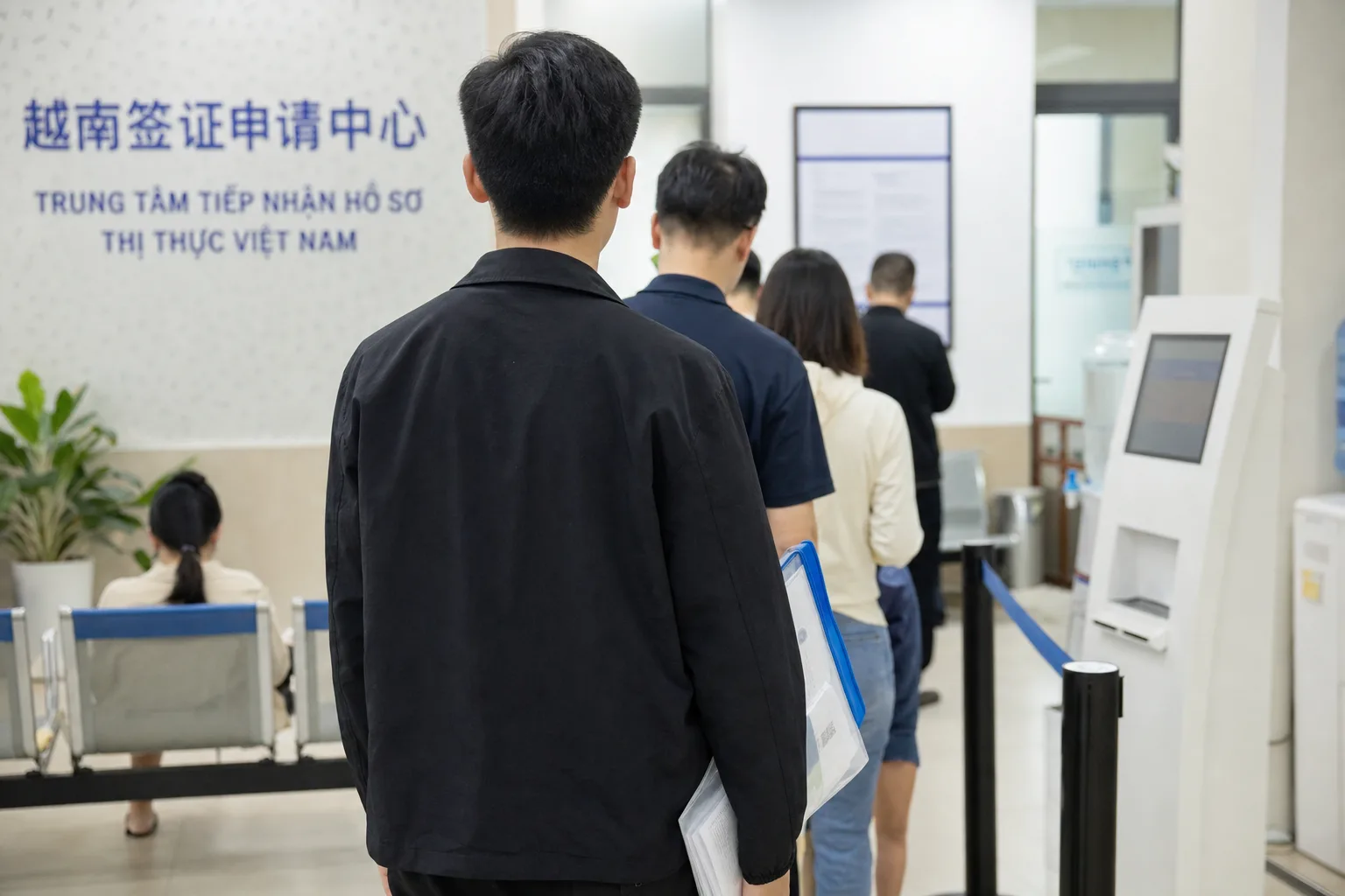 旅客在越南签证申请中心排队办理